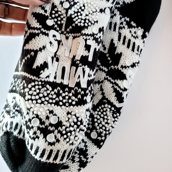 MUK LUKS  Geometric Pom-Pom Lounge Socks  Black - Picture 4 of 5